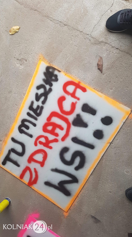 Obornik przed domami posłów PiS