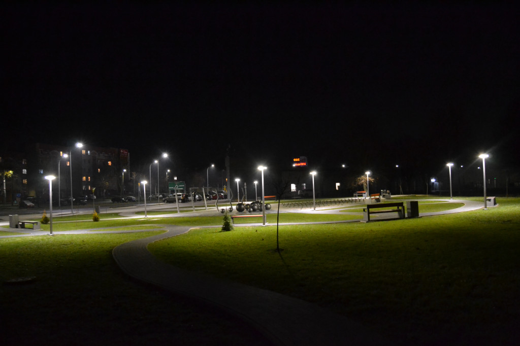 Iluminacje na placu przy stadionie