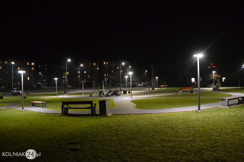 Iluminacje na placu przy stadionie