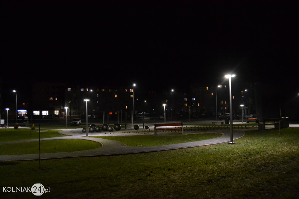 Iluminacje na placu przy stadionie