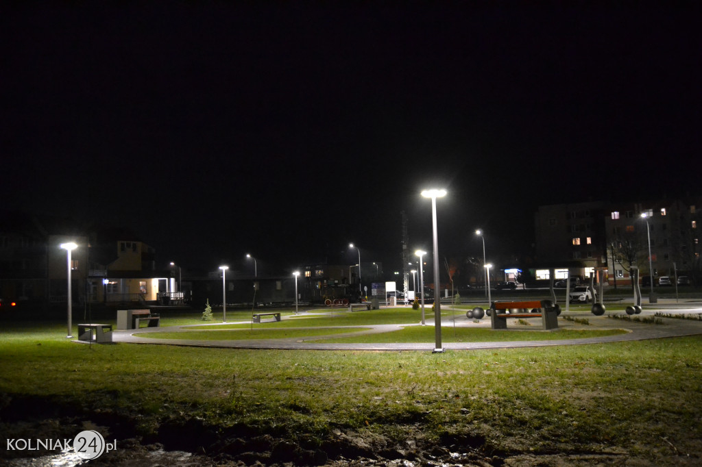 Iluminacje na placu przy stadionie