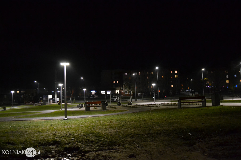 Iluminacje na placu przy stadionie