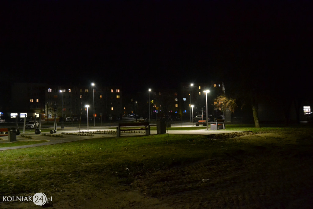 Iluminacje na placu przy stadionie