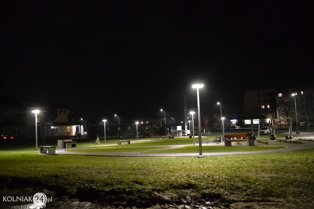 Iluminacje na placu przy stadionie