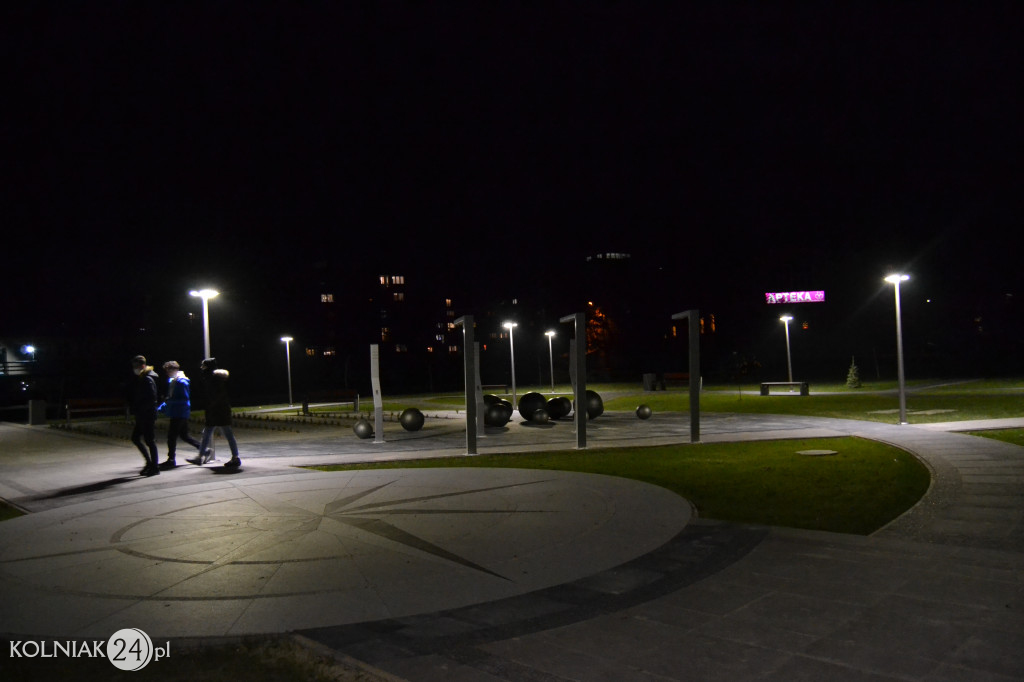 Iluminacje na placu przy stadionie