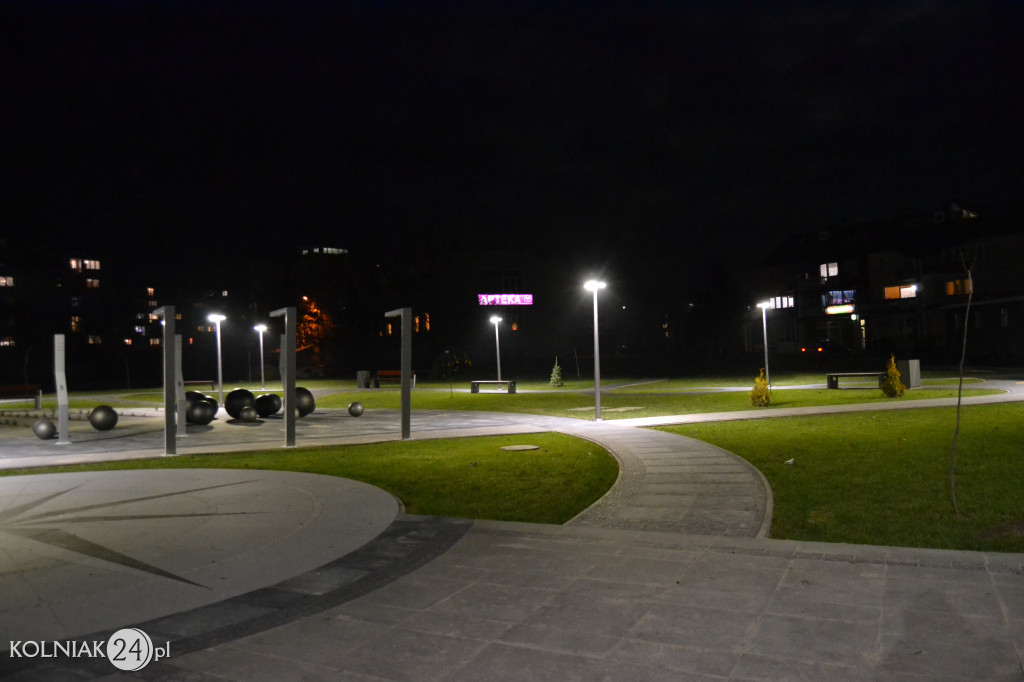 Iluminacje na placu przy stadionie