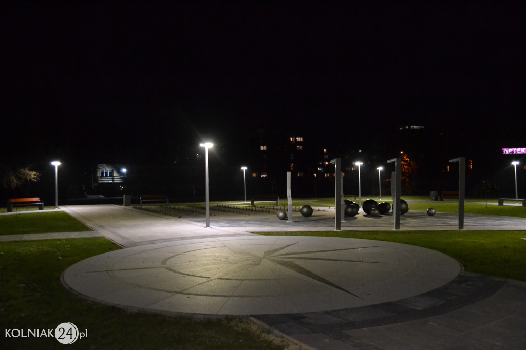 Iluminacje na placu przy stadionie