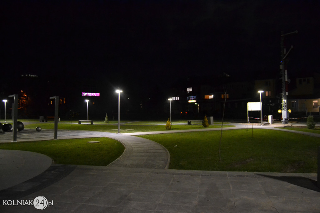 Iluminacje na placu przy stadionie