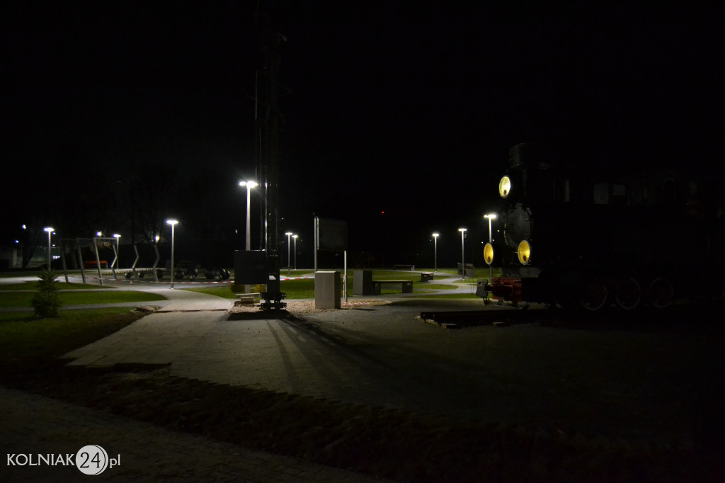 Iluminacje na placu przy stadionie