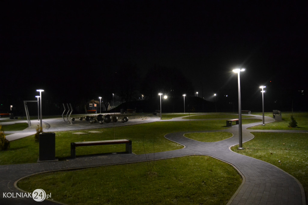 Iluminacje na placu przy stadionie