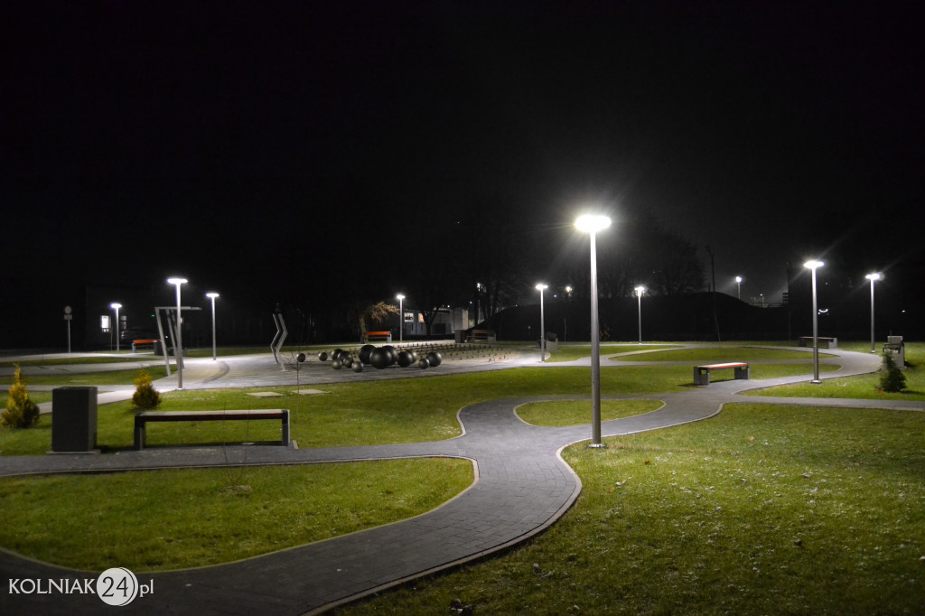 Iluminacje na placu przy stadionie