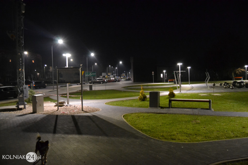 Iluminacje na placu przy stadionie