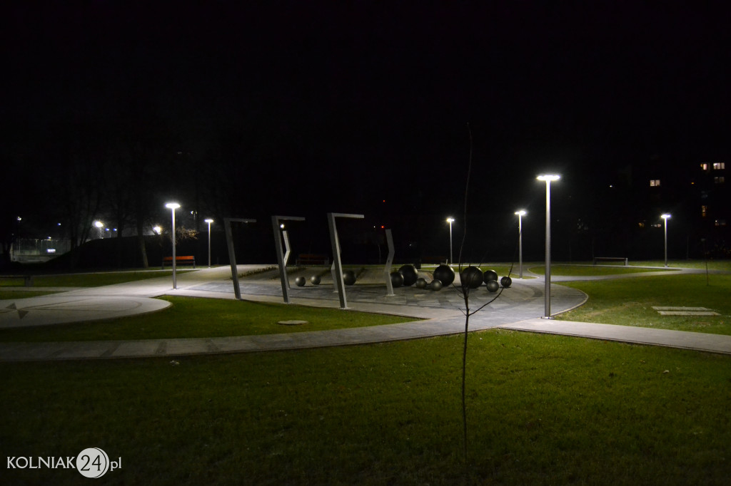 Iluminacje na placu przy stadionie