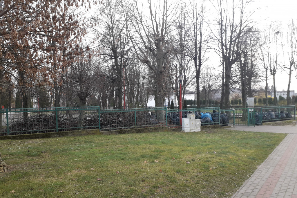 Uprzątnięto plac zabaw z liści