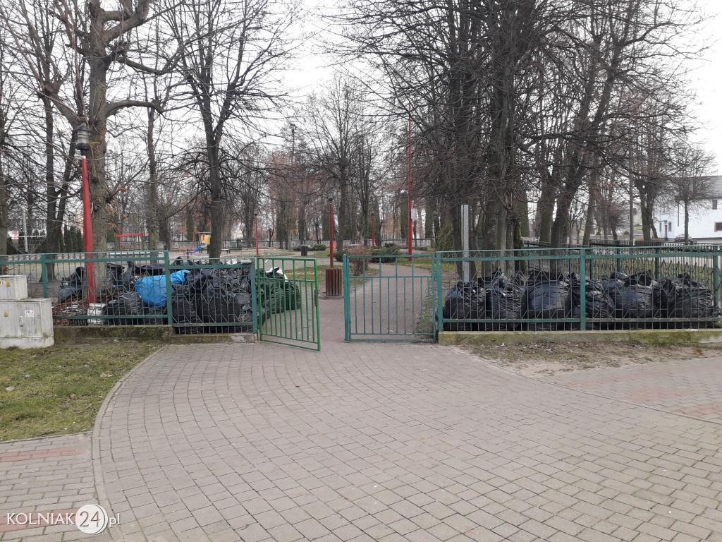 Uprzątnięto plac zabaw z liści
