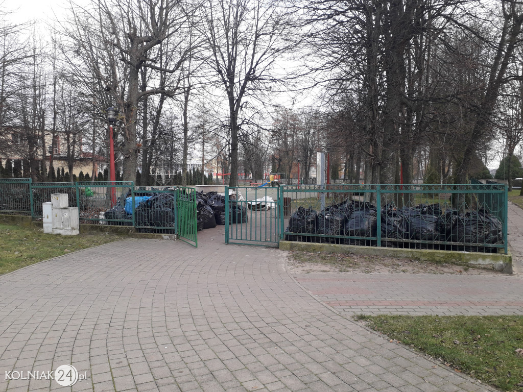 Uprzątnięto plac zabaw z liści