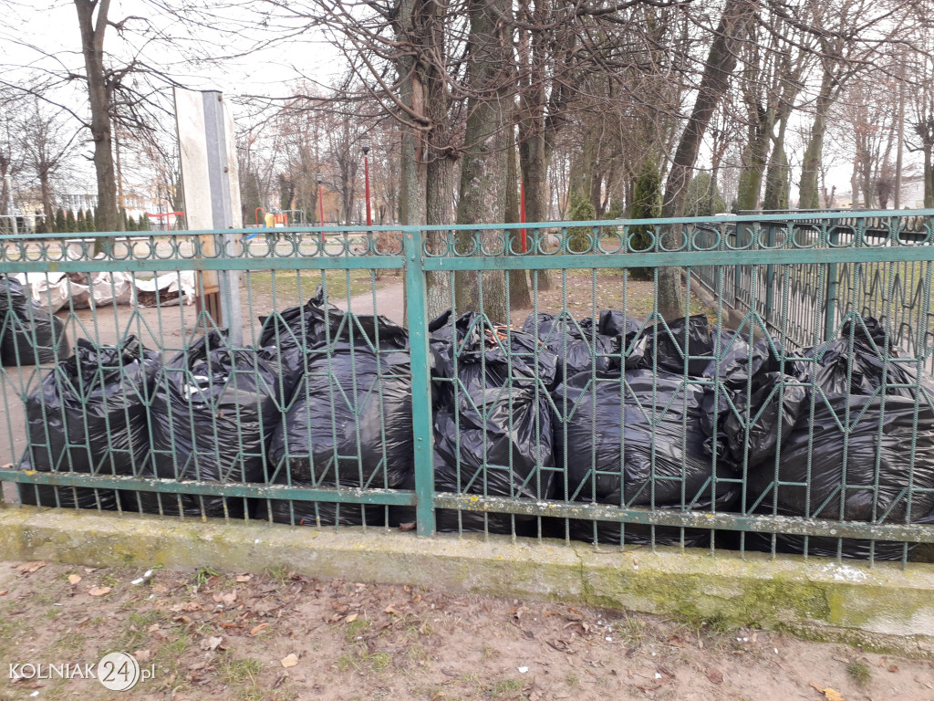 Uprzątnięto plac zabaw z liści
