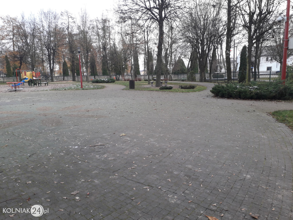Uprzątnięto plac zabaw z liści