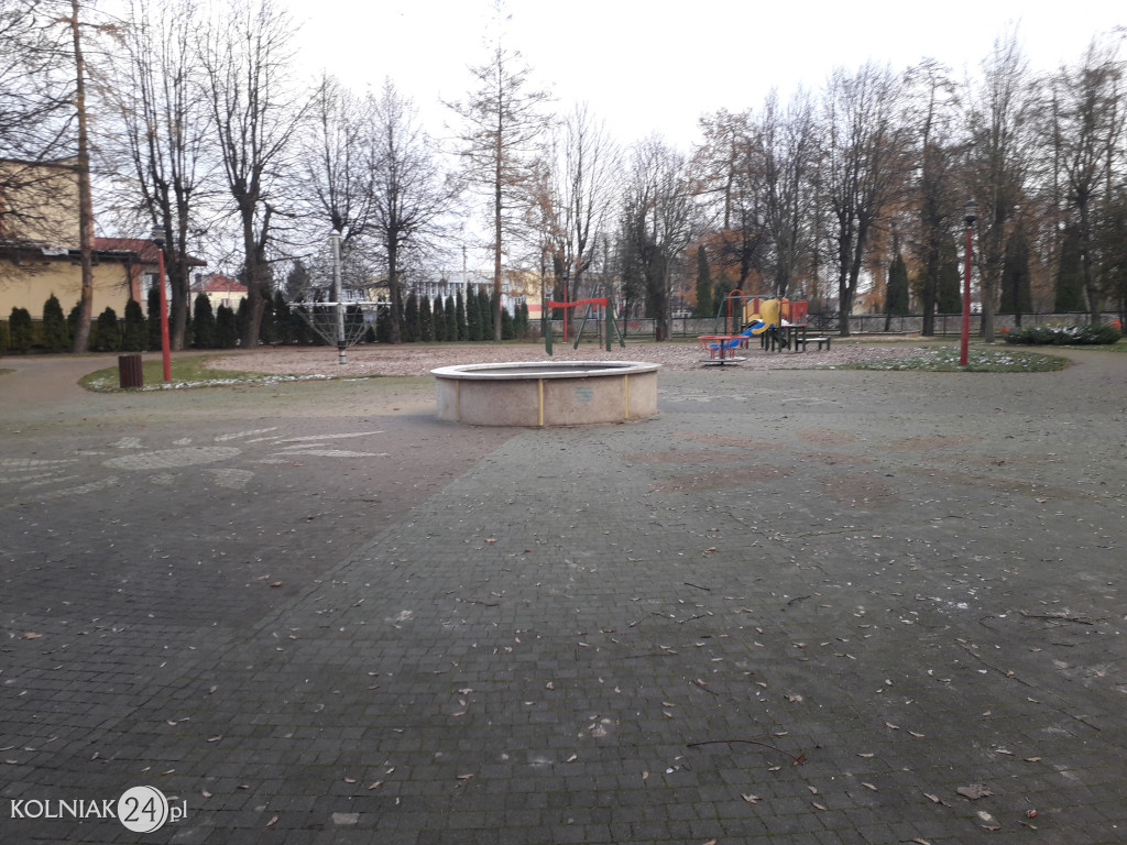 Uprzątnięto plac zabaw z liści