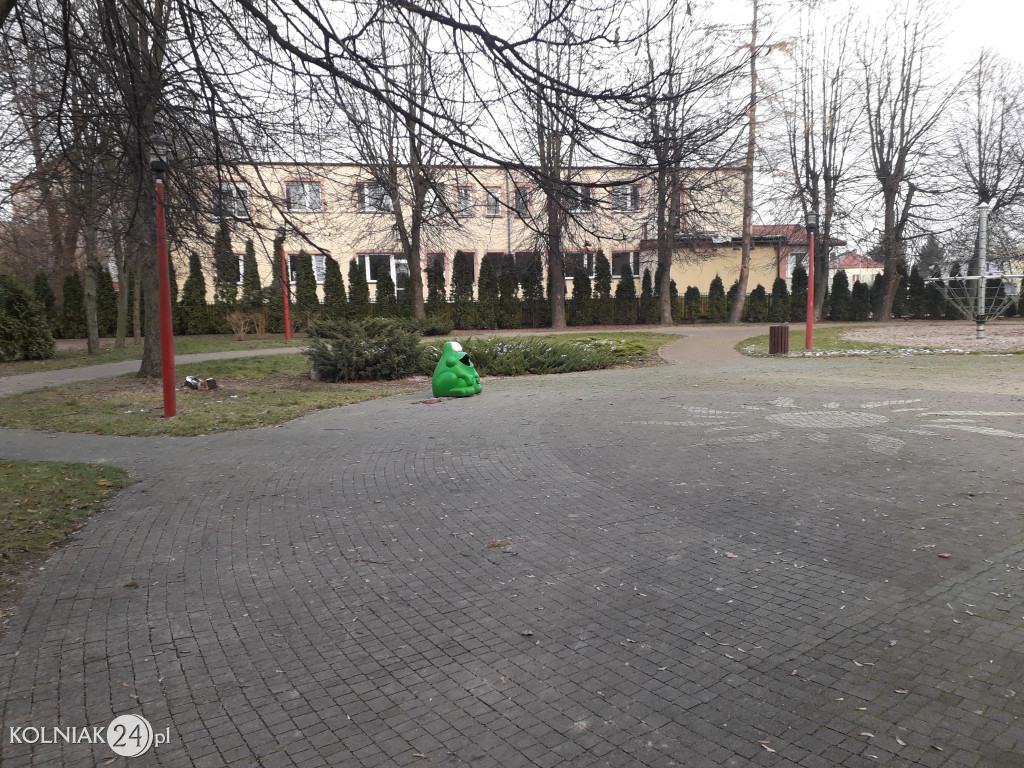 Uprzątnięto plac zabaw z liści