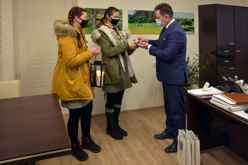 Harcerki i harcerze przekazali Światło