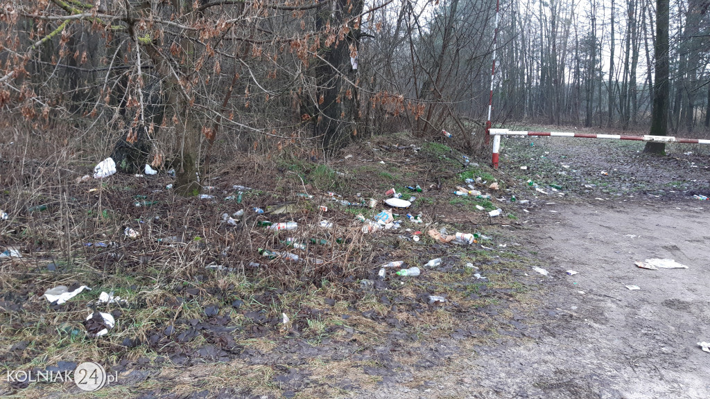 Śmieci przy strzelnicy w Kolnie