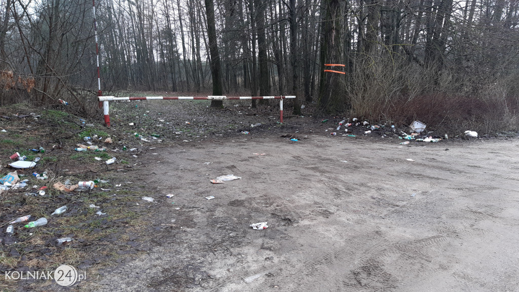 Śmieci przy strzelnicy w Kolnie