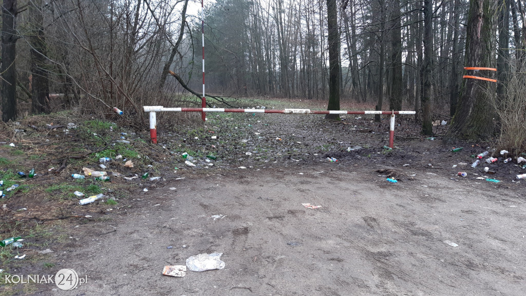 Śmieci przy strzelnicy w Kolnie