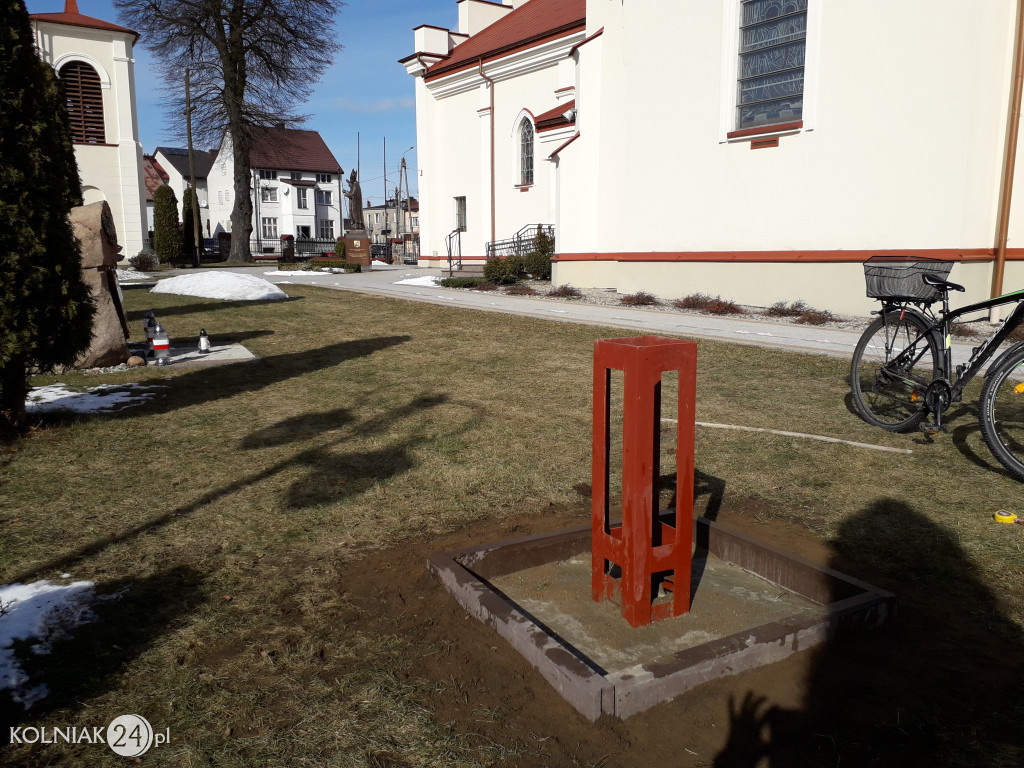 Krzyż pandemiczny przy  kościele św. Anny