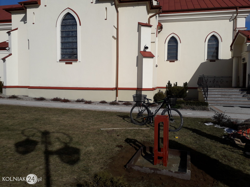 Krzyż pandemiczny przy  kościele św. Anny