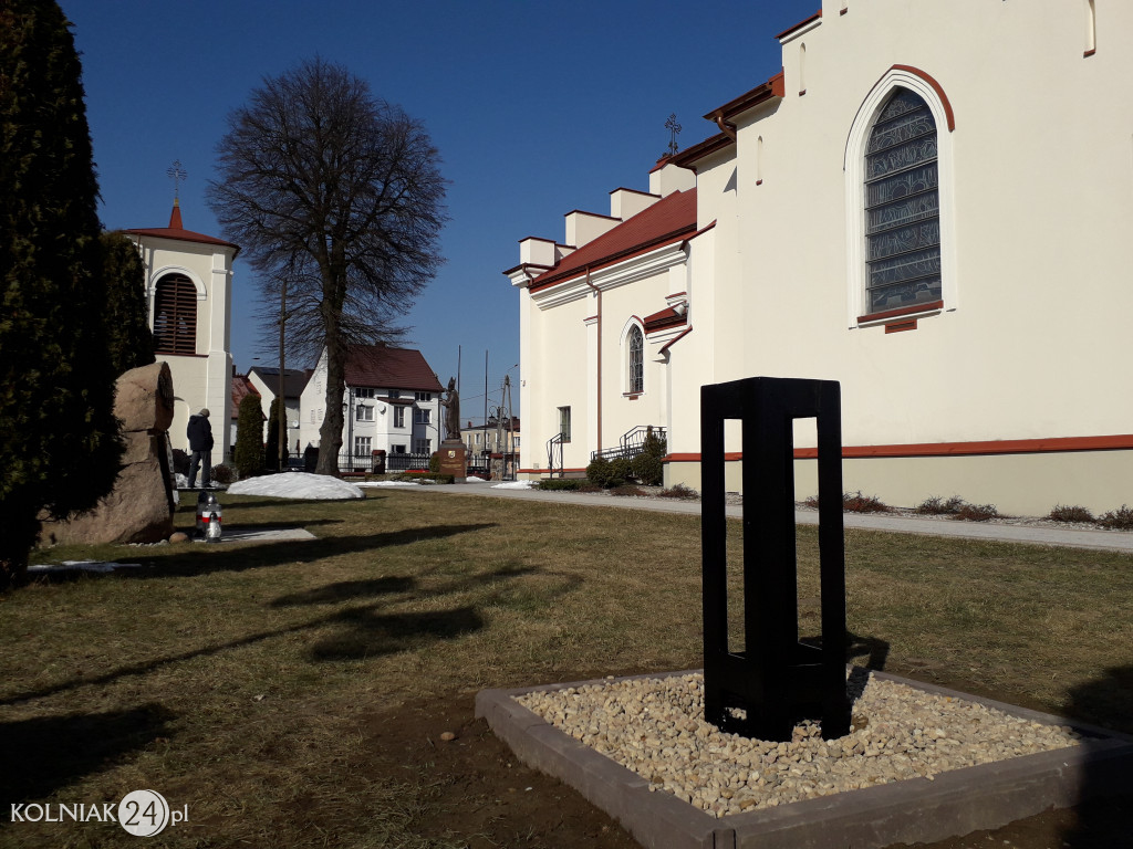 Krzyż pandemiczny przy  kościele św. Anny