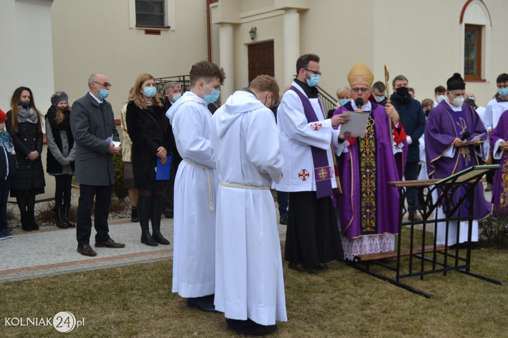 Biskup Janusz Stepnowski poświęcił krzyż