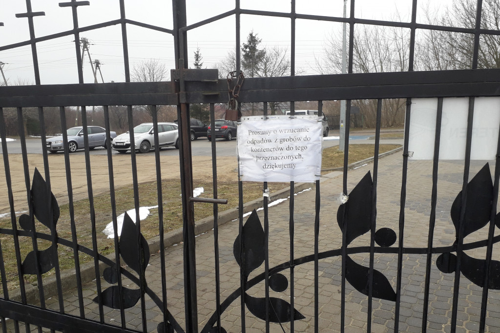 Kontenery na kolneńskim cmentarzu