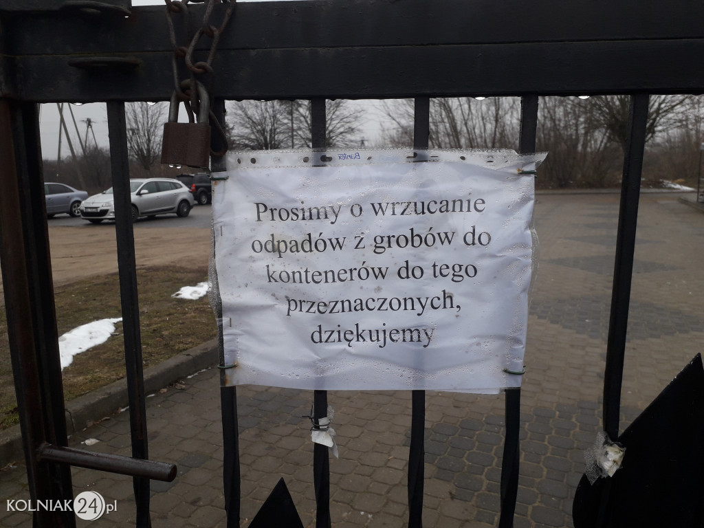 Kontenery na kolneńskim cmentarzu