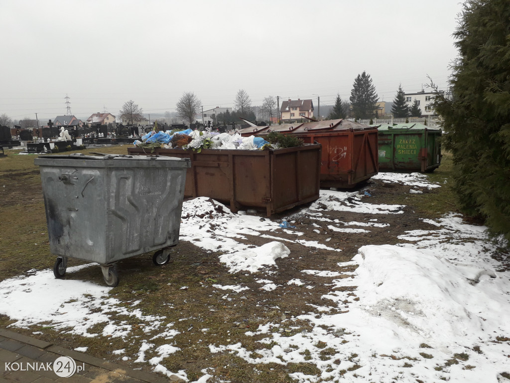 Kontenery na kolneńskim cmentarzu