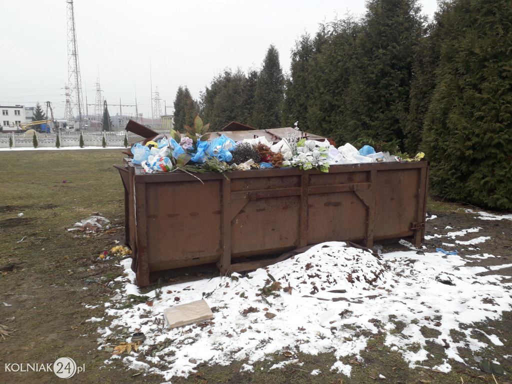Kontenery na kolneńskim cmentarzu