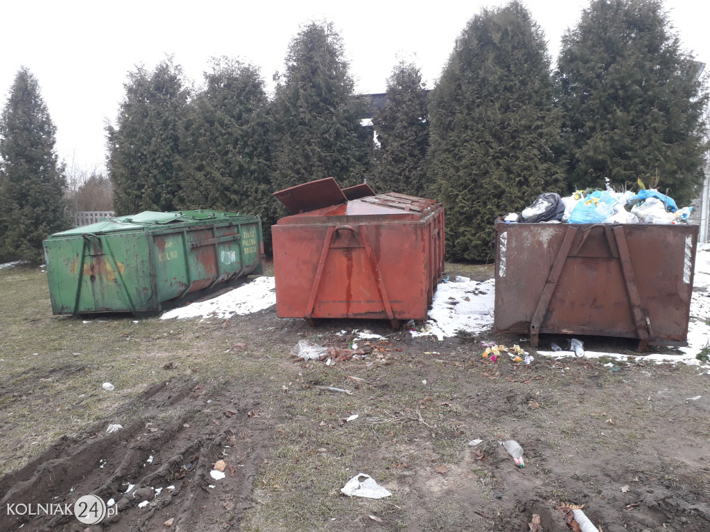 Kontenery na kolneńskim cmentarzu