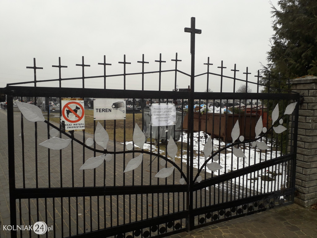 Kontenery na kolneńskim cmentarzu