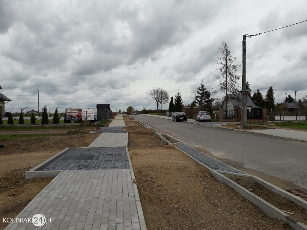Wylewają asfalt na ulicy Konopnickiej