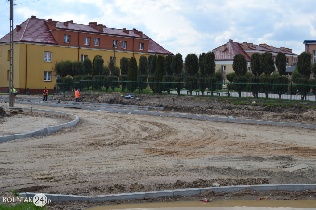 Wylewają asfalt na ulicy Konopnickiej