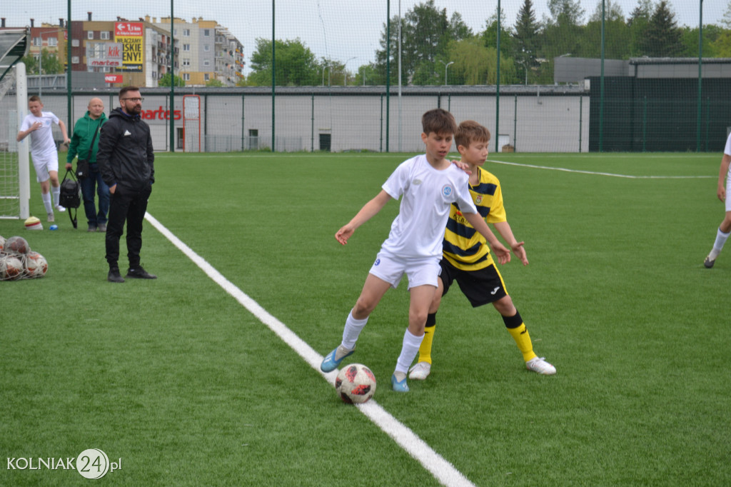 Dreszczowiec na sztucznym boisku w Kolnie