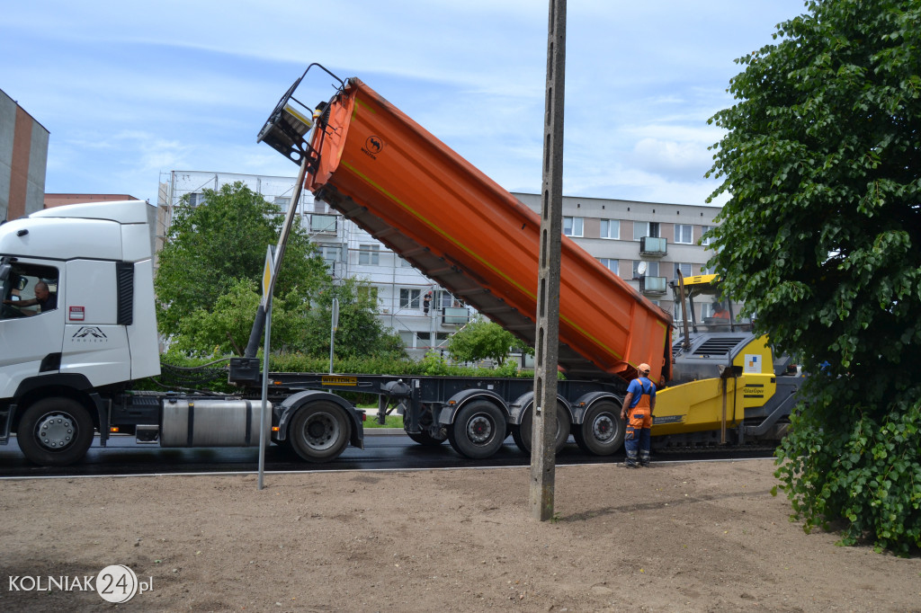 Druga warstwa asfaltu na ulicy Konopnickiej