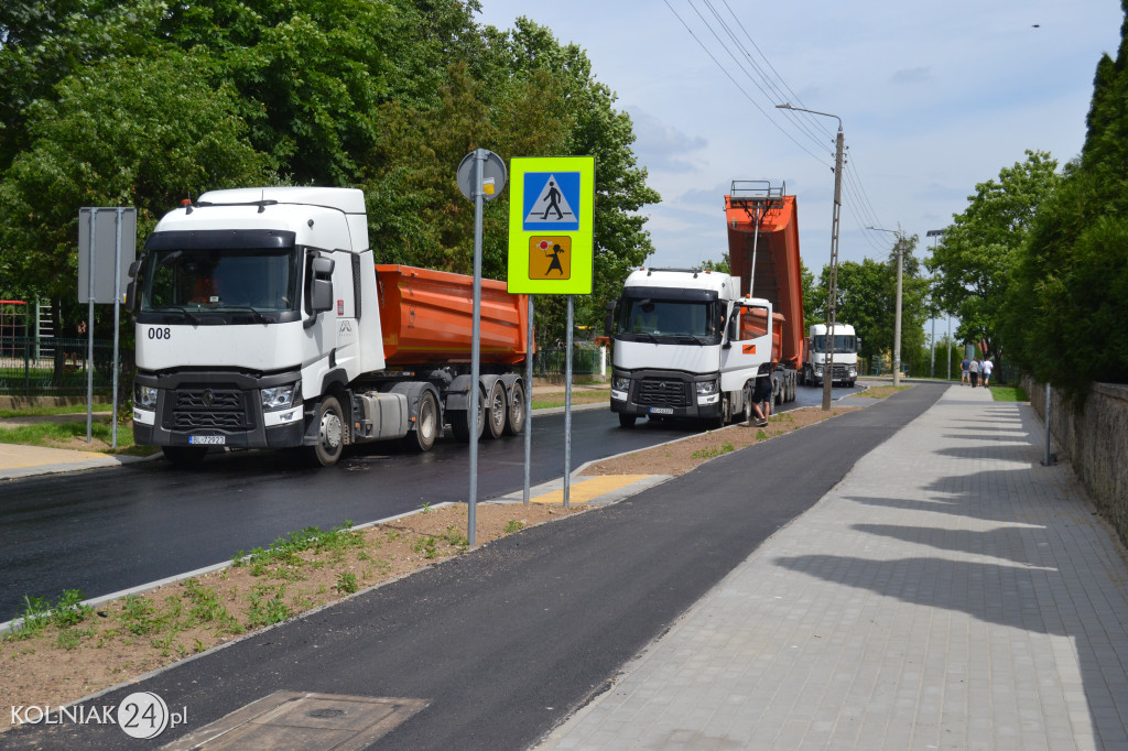 Druga warstwa asfaltu na ulicy Konopnickiej