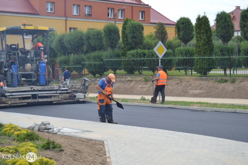 Druga warstwa asfaltu na ulicy Konopnickiej