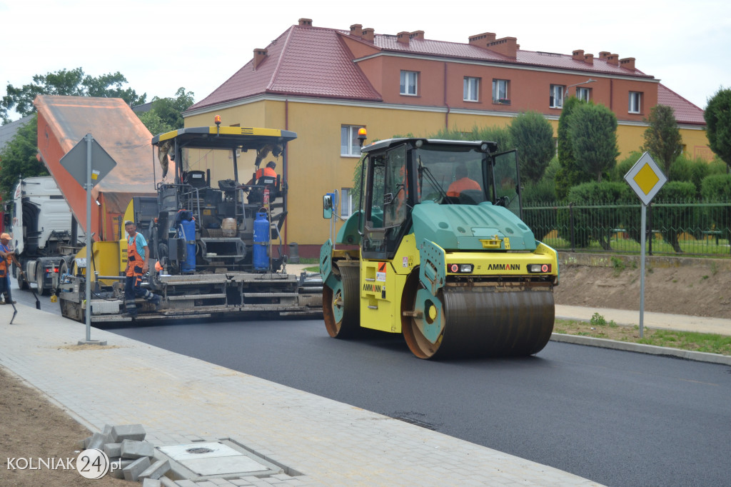 Druga warstwa asfaltu na ulicy Konopnickiej