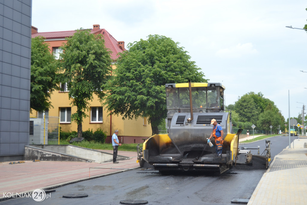 Druga warstwa asfaltu na ulicy Konopnickiej