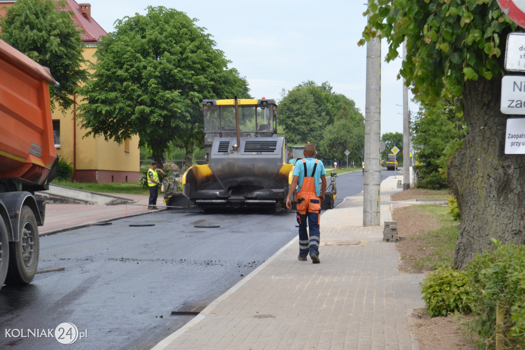 Druga warstwa asfaltu na ulicy Konopnickiej