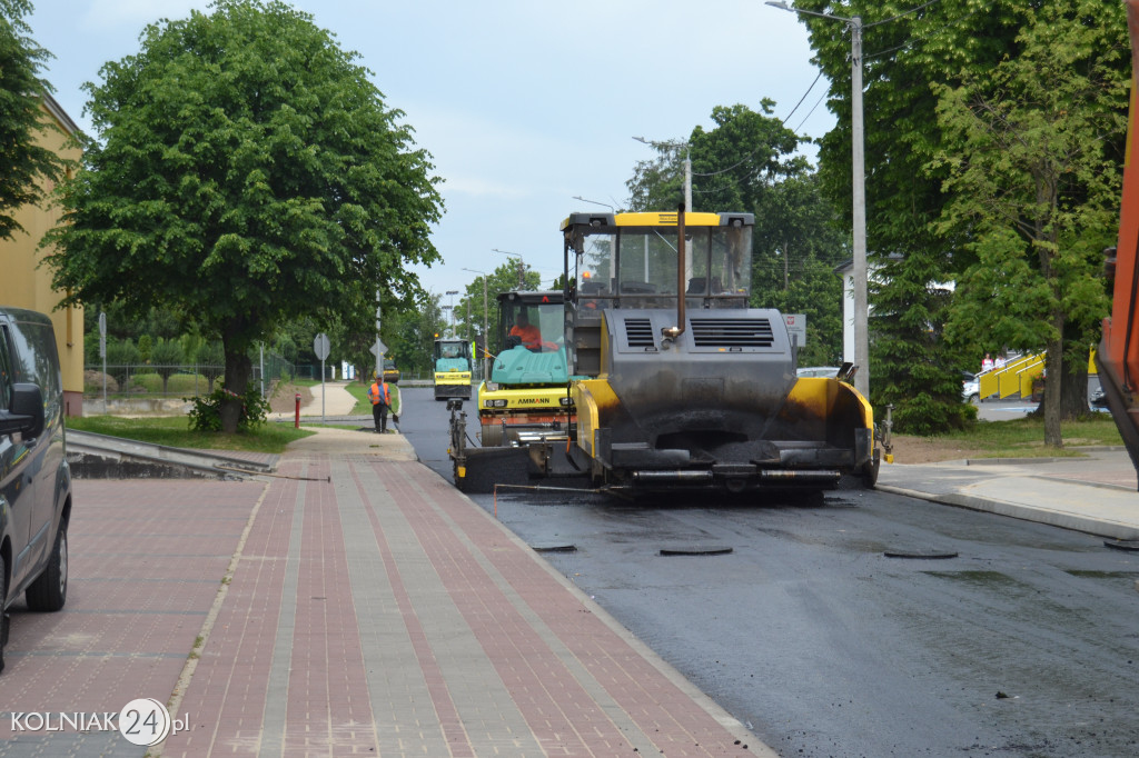 Druga warstwa asfaltu na ulicy Konopnickiej