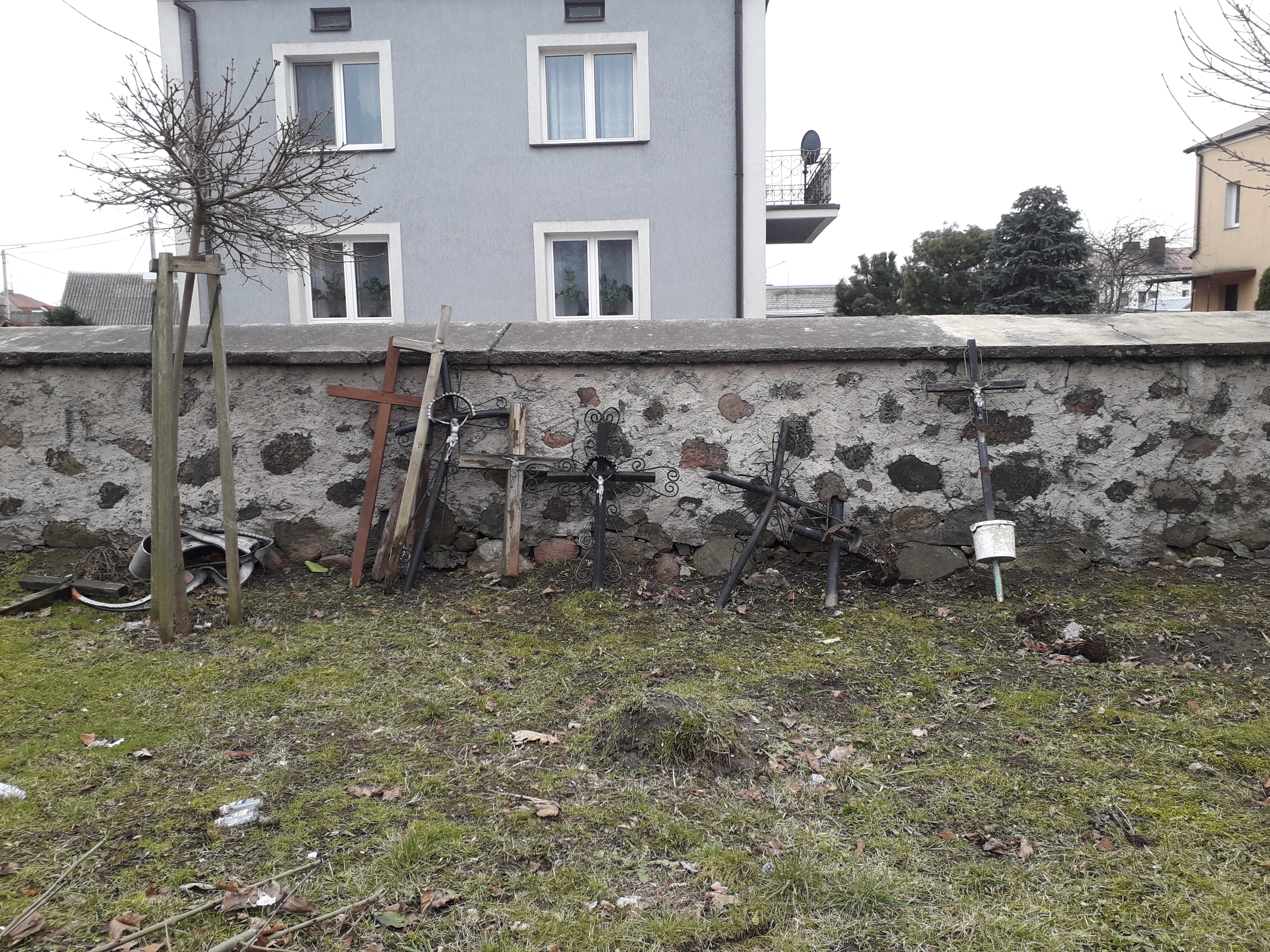 Wycinka drzew na cmentarzu