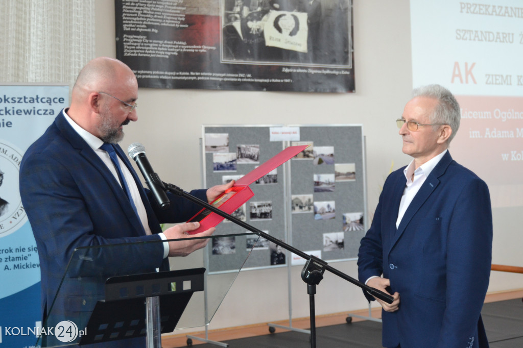 Uroczystość przekazania repliki sztandaru bojowego żołnierzy AK